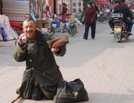 明知道街头乞讨的残疾人是有人操控的，但还是有人要给钱？